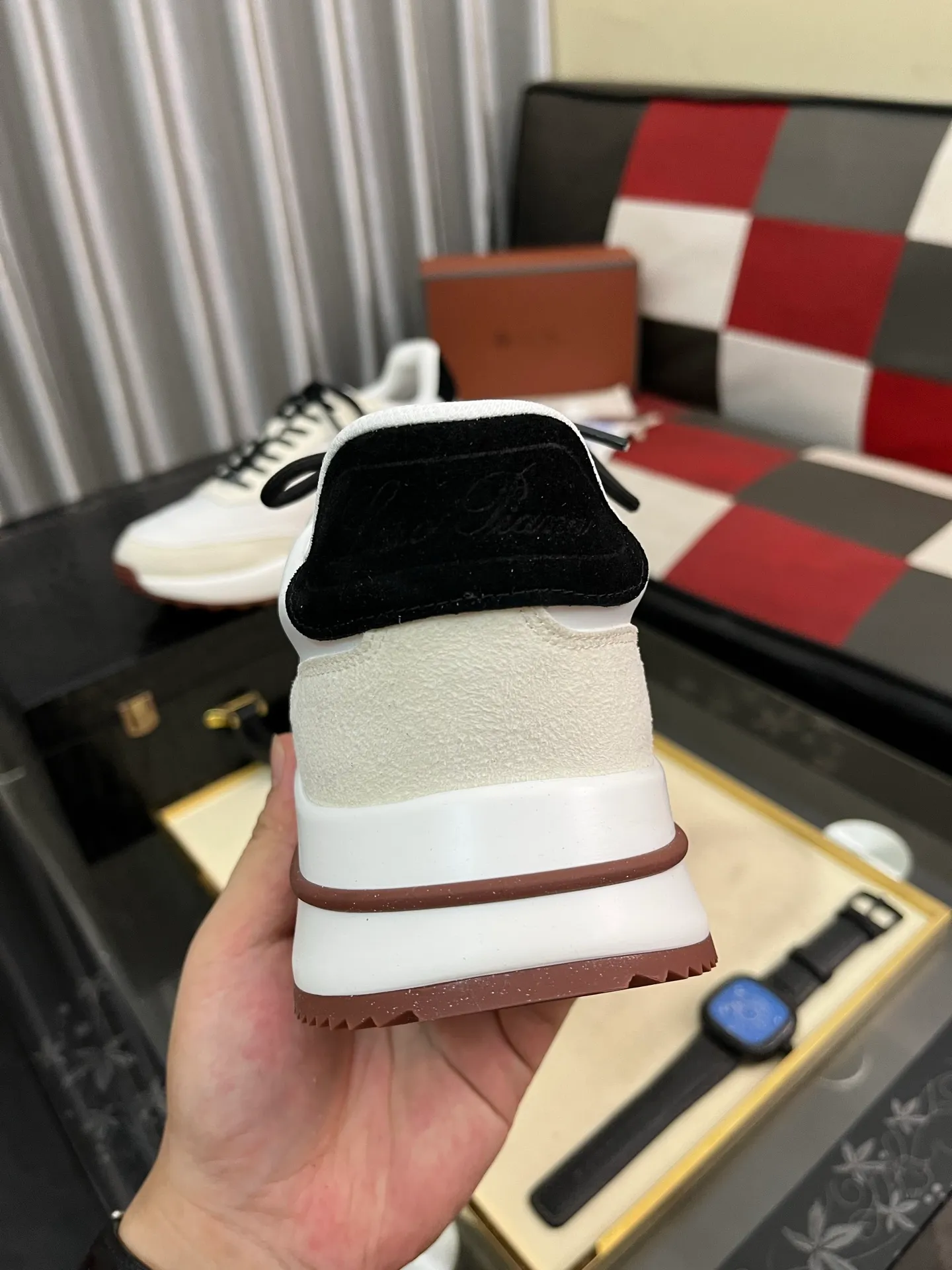 Men's shoes 💰458⌚️⌚️ Loro Pian* Loro Pian* casual shoes are made of cowhide frosted cowhide. Unique texture, simple and elegant, in line with Asian shoe lasts. Almond toe bar, apron style toe, drum-stitched upper. Same color stitching details. Slip-on style for easy on and off. Original color full cowhide lining. The insole is decorated with the 🈶️ brand logo. The original open-molded TPU raw rubber outsole. The soft rubber sole has super grip performance. Comfortable and casual style. You can create 🉑casual🉑formal urban style at will!  Code number: 38-44